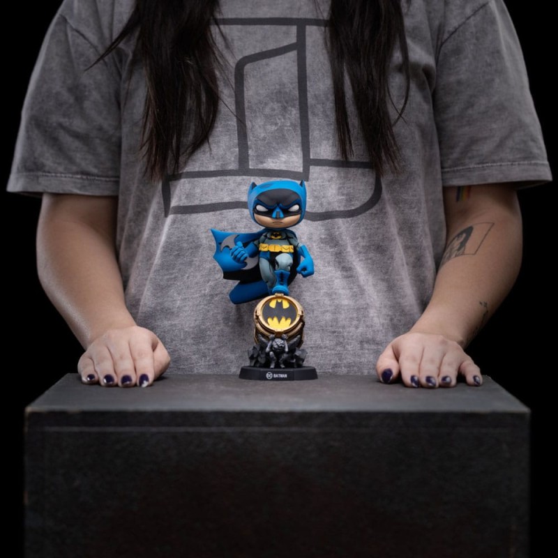 Batman Mini Co. PVC Figure Batman on Bat-Signal (Blue Variant) 15 cm | 0618231957446