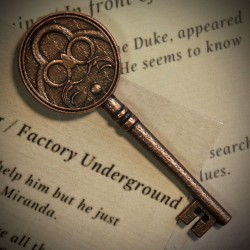 Resident Evil VIII réplique 1/1 Insignia key Limited Edition | 5060662467318