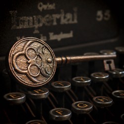 Resident Evil VIII Replica 1/1 Insignia key Limited Edition | 5060662467318