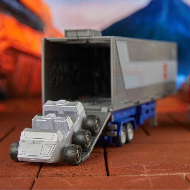 The Transformers: The Movie Generations Studio Series Commander Class figurine Optimus Prime 18 cm | 5010996211835