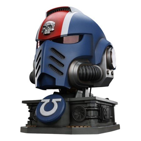 Warhammer 40,000: Space Marine 2 replique Ultramarines Lieutenant Titus casque avec présentoir 44 cm | 6927054401697