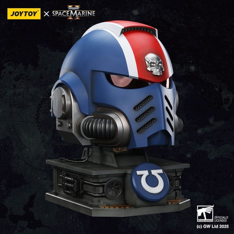 Warhammer 40,000: Space Marine 2 replique Ultramarines Lieutenant Titus casque avec présentoir 44 cm | 6927054401697