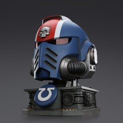 Warhammer 40,000: Space Marine 2 replique Ultramarines Lieutenant Titus casque avec présentoir 44 cm | 6927054401697