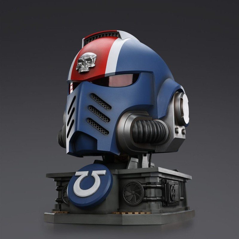 Warhammer 40,000: Space Marine 2 replique Ultramarines Lieutenant Titus casque avec présentoir 44 cm | 6927054401697