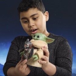 Star Wars: The Mandalorian & Grogu figurine électronique Câlins Grogu & Anzellan 17 cm