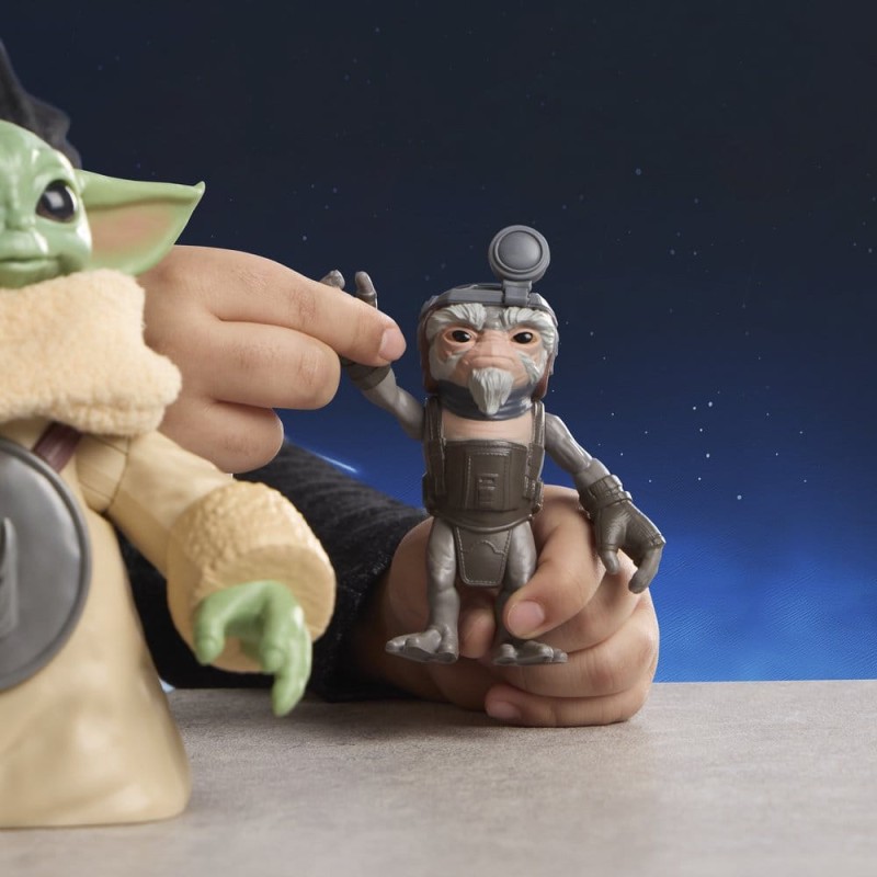 Star Wars: The Mandalorian & Grogu figurine électronique Câlins Grogu & Anzellan 17 cm