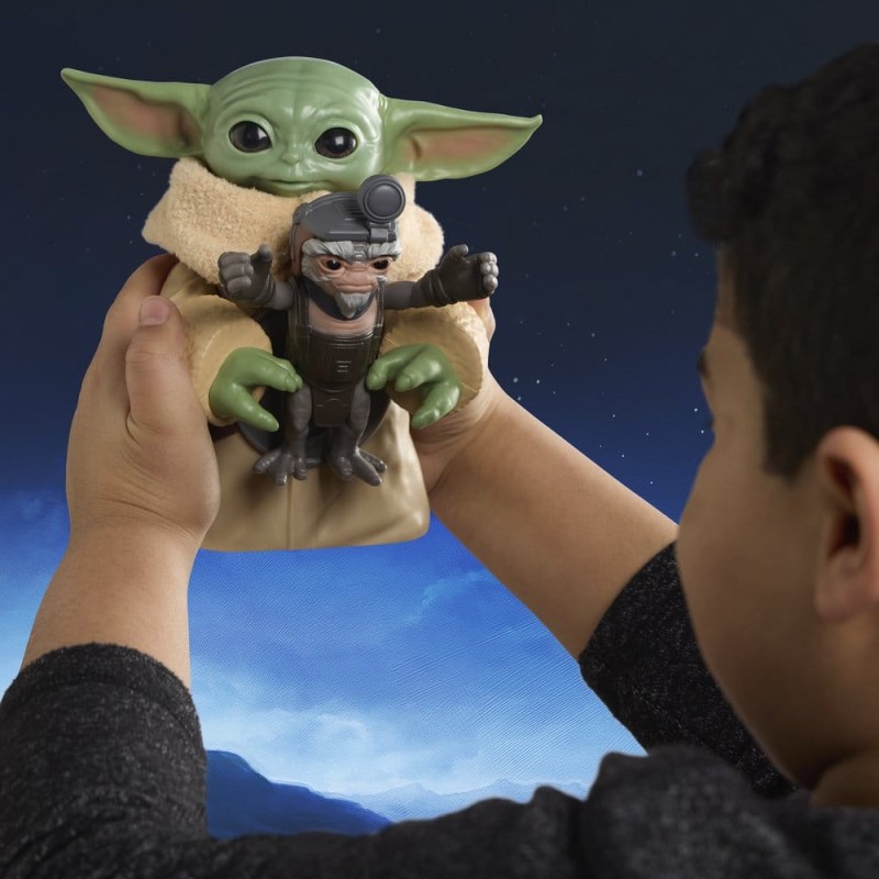 Star Wars: The Mandalorian & Grogu figurine électronique Câlins Grogu & Anzellan 17 cm